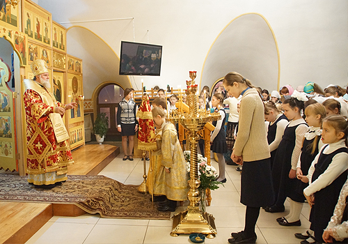 Митрополит Вадим совершил Божественную литургию в домовом храме Женской православной гимназии г. Иркутска