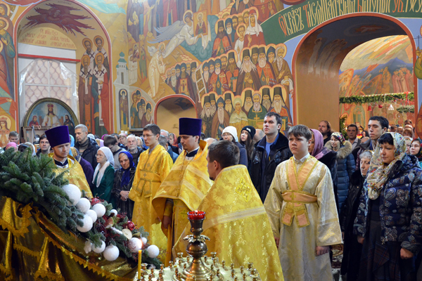 Богослужения воскресного дня в кафедральном соборе Богоявления г. Иркутска